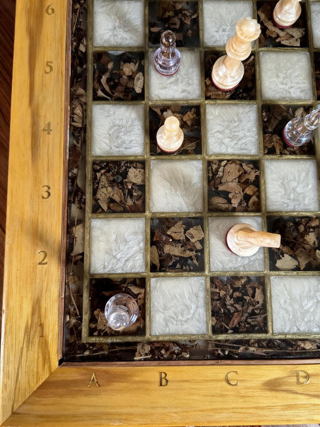 Royal Earth – Teak & Preserved Leaves Chess Set