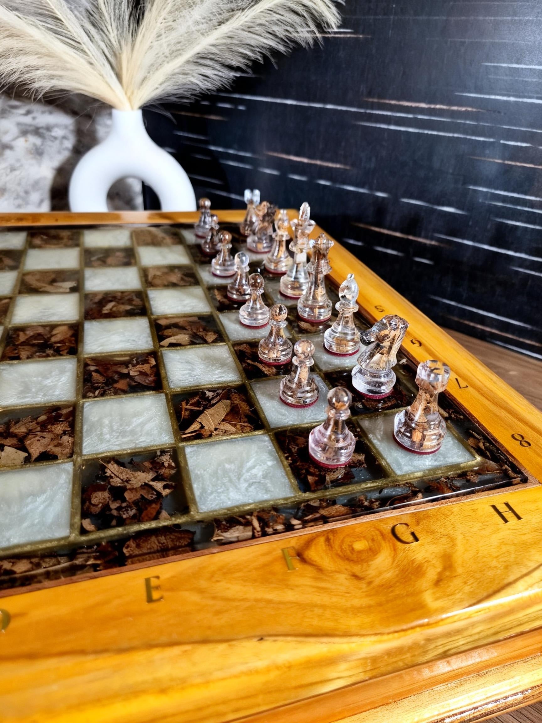 Royal Earth – Teak & Preserved Leaves Chess Set