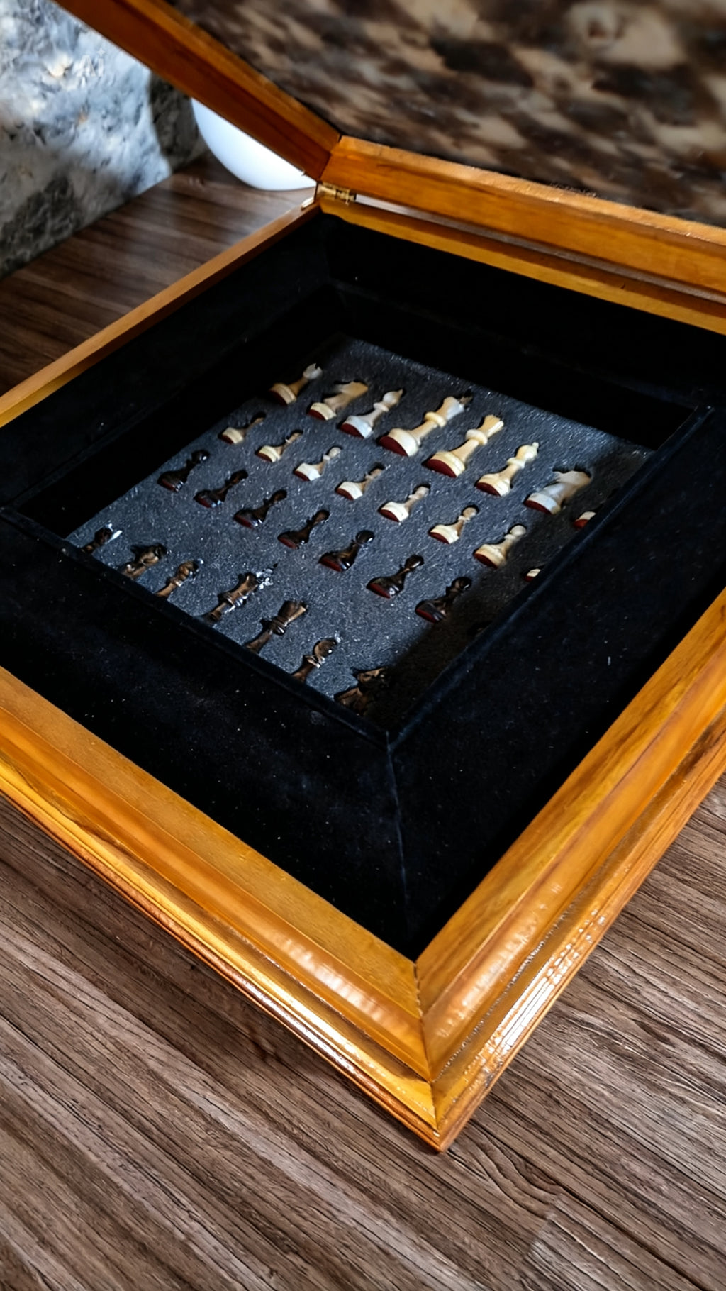 Royal Earth – Teak & Preserved Leaves Chess Set